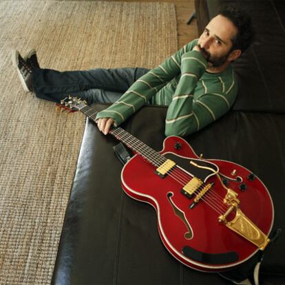 Jorge Drexler, en el salón de su casa en el madrileño barrio de Chueca.