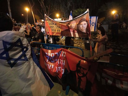 Manifestantes derechistas en una protesta contra la incorporación de Naftali Bennett y Ayelet Shaked al gobierno alternativo, el 30 de mayo en Tel Aviv.