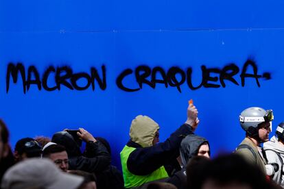 Una pintada en la que se puede leer "Macron craquera" (Macron se quebrará) en las protestas de este jueves en las calles de París.