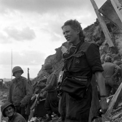 En 1944, fotografiada por su amigo David E. Scherman durante la liberación de Rennes.