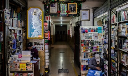 Un altar a la virgen en una librería.