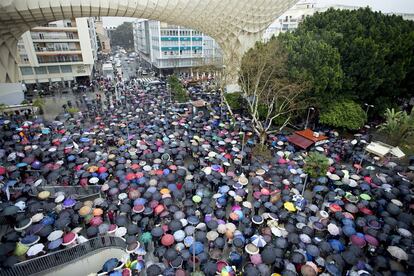 Vista de la manifestación por las pensiones dignas en la plaza de la Encarnación de Sevilla.