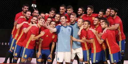 La selección española enseña la camiseta con la que jugará la Eurocopa.