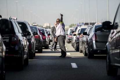 Los taxistas bloquean una carretera a las afueras de París durante la jornada de huelga.