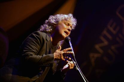 Mayte Mart&iacute;n canta en su concierto del Cante de las Minas, en Murcia.