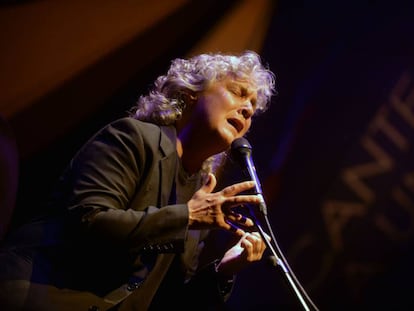 Mayte Mart&iacute;n canta en su concierto del Cante de las Minas, en Murcia.