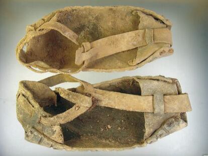 El calzado de las víctimas habla de quienes fueron. Estas abarcas corresponden inequóvocamente a un campesino. Fueron halladas en la fosa de Valdediós (Asturias)