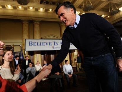 Mitt Romney saluda a una electora en Des Moines, Iowa.