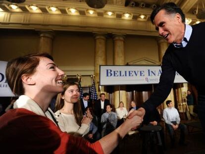 Mitt Romney saluda a una electora en Des Moines, Iowa.