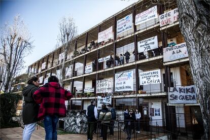 El edificio de Salou de vivienda protegida de InmoCriteria que ha sido comprado por la Generalitat, durante una protesta, en una imagen facilitada por los inquilinos.