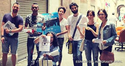 Una brigada de voluntarios recorre las calles de Barcelona