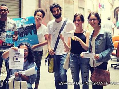 Una brigada de voluntarios recorre las calles de Barcelona
