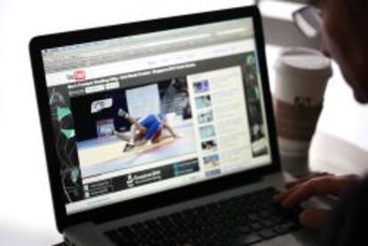 Una persona ve un vídeo en el portal Youtube.