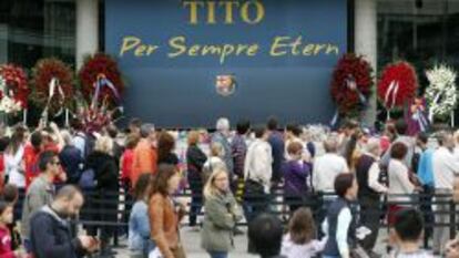 Simpatizantes del FC Barcelona hacen cola en frente del memorial en recuerdo de Tito Vilanova en el Camp Nou.