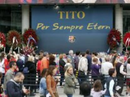 Simpatizantes del FC Barcelona hacen cola en frente del memorial en recuerdo de Tito Vilanova en el Camp Nou.