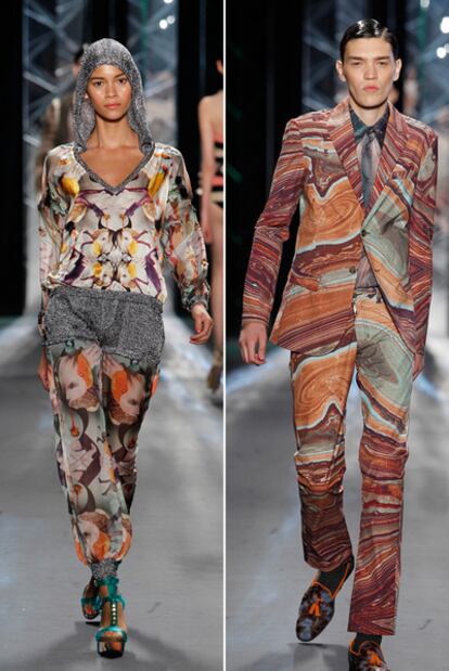 Dos modelos lucen prendas de <i>Tripolar</i>, la colección que Custo ha presentado en Nueva York.