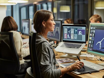 Una empleada en su puesto de trabajo en la empresa