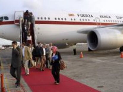 El ministro espa&ntilde;ol de Exteriores, Jose Manuel Garc&iacute;a-Margallo, primero por la izquierda, desciende del Airbus 310 de la Fuerza A&eacute;rea espa&ntilde;ola, en el que realiza una gira por Asia y Ocean&iacute;a, tras abortar el despegue cuando intentaba salir del aeropuerto de Bali.