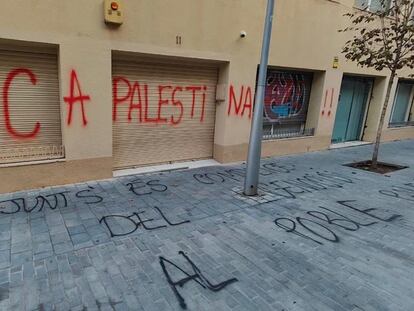 La sede de Junts en Barcelona apareció llena de pintadas, este miércoles.