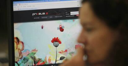 Una mujer observa la p&aacute;gina web de Privalia 