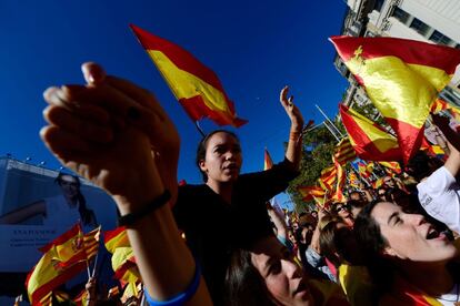 Os manifestantes no passeio de Gràcia pela unidade da Espanha.