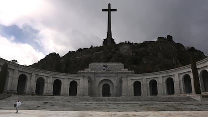 La basílica del Valle de los Caídos, presidida por una gran cruz de 150 metros, en Cuelgamuros (Madrid).