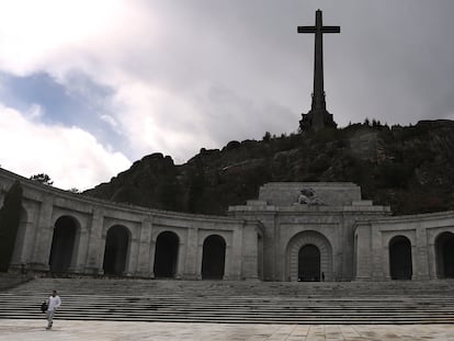 La basílica del Valle de los Caídos, presidida por una gran cruz de 150 metros, en Cuelgamuros (Madrid).