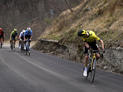 Vingegaard comprueba dónde se quedan sus rivales, Ayuso, de blanco, entre ellos, tras atacar en la Tirreno-Adriático, el viernes.