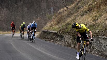 Vingegaard comprueba dónde se quedan sus rivales, Ayuso, de blanco, entre ellos, tras atacar en la Tirreno-Adriático, el viernes.