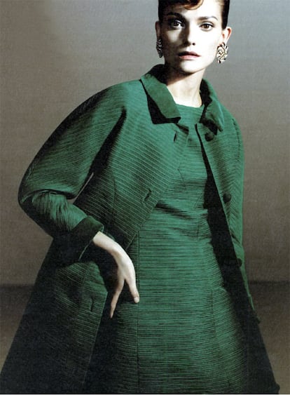 La modelo Laura Ponte con vestido y abrigo de otomán verde  propiedad de la condesa de Romanones. Una creación de Pertegaz de 1972