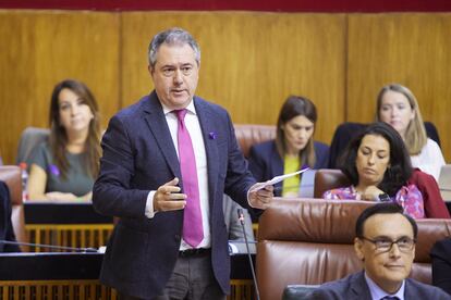 El secretario general del PSOE de Andalucía y portavoz del Grupo Parlamentario Socialista, Juan Espadas, pronuncia su pregunta de control al presidente de la Junta, Juan Manuel Moreno, el pasado 24 de noviembre en el Parlamento, en Sevilla.