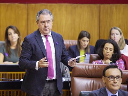 El secretario general del PSOE de Andalucía y portavoz del Grupo Parlamentario Socialista, Juan Espadas, pronuncia su pregunta de control al presidente de la Junta, Juan Manuel Moreno, el pasado 24 de noviembre en el Parlamento, en Sevilla.
