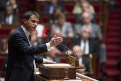 El primer ministro francés, Manuel Valls, pronuncia su discurso ante la Asamblea Nacional en París, Francia, ayer.