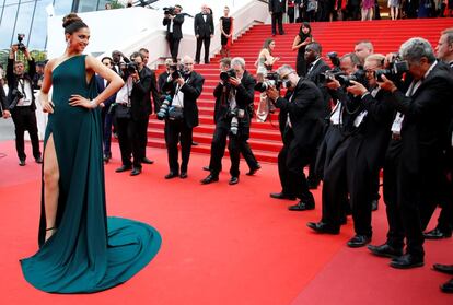 La modelo Deepika Padukone posa en la alfombra roja de la proyección de la película 'Nelyubov'.