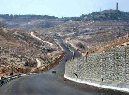 Tramo de la carretera que unirá Ramala y Belén, con el muro que divide los carriles para israelíes y palestinos.