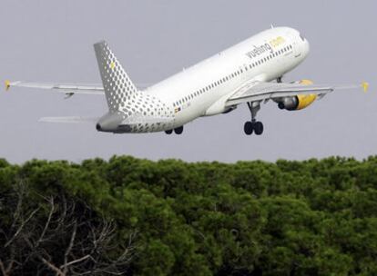 Un avión de Vueling, despegando