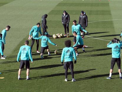 Los jugadores del Real Madrid en uno de los rondos del entrenamiento de este viernes.