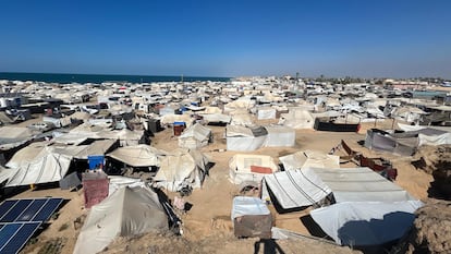 La playa de Jan Yunis, repleta de tiendas que alojan a familias palestinas obligadas a buscar refugio en la costa.
