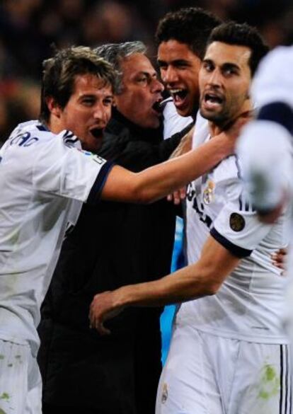 Varane celebra su gol junto a Mourinho, Coentrão y Arbeloa