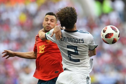 Jordi Alba (izquierda) y Mario Fernandes, en una jugada del partido.