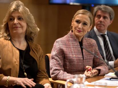 Cristina Cifuentes (c) en la rueda de prensa posterior a la reunión semanal del Consejo de Gobierno.