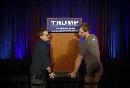 Unos trabajadores mueven del escenario un podio preparado para el candidato presidencial republicano y empresario estadounidense Donald Trump, en el hotel Sheraton en Des Moines, Iowa (EE UU).