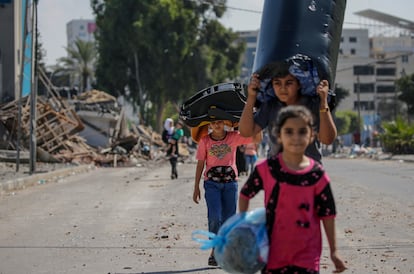 Niños evacúan la ciudad de Gaza, tras el aviso israelí, este viernes. 