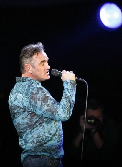 Morrissey regresa a los escenarios. Su portavoz ha dicho que el cantante "está descansado y perfectamente bien" y que, por lo tanto, podrá actuar en el Royal Albert Hall de Londres. El artista se desmayó durante una actuación este fin de semana en Swindon (sur de Inglaterra) y tuvo que ser hospitalizado. El ex líder de los Smiths fue atendido por problemas respiratorios y dado de alta horas después, pero tuvo que suspender un concierto previsto en el sur de Inglaterra.