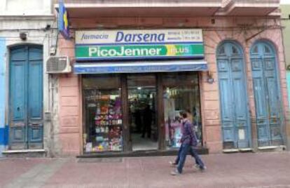 Una persona pasa frente a una farmacia en la Ciudad Vieja, en Montevideo (Uruguay). EFE/Archivo