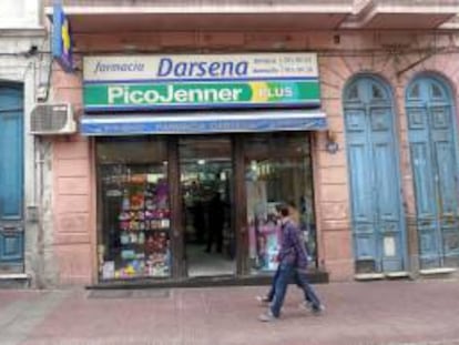 Una persona pasa frente a una farmacia en la Ciudad Vieja, en Montevideo (Uruguay). EFE/Archivo