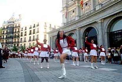 Un grupo de majorettes de Mstoles desfila  por la Plaza de Oriente.