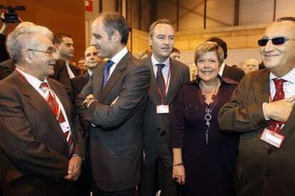 Francisco Camps, segundo por la izquierda, en Fitur. Al lado, Alberto Fabra, alcalde de Castellón; Milagrosa Martínez, presidenta de las Cortes Valencianas, y Carlos Fabra, presidente de la Diputación de Castellón.