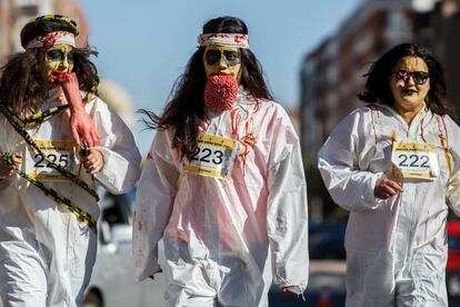 Varias personas vestidas de zombis participan en la carrera 'Nuclear Running Dead' de Miranda del Ebro (España), el 30 de octubre. 