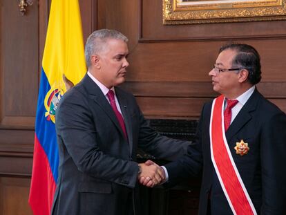 Gustavo Petro e Iván Duque en Bogotá, el 5 de agosto de 2022.